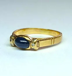 Bague or jaune, saphir cabochon et diamants