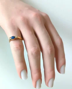 Bague or jaune, saphir cabochon et diamants