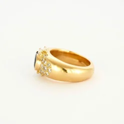 Bague or jaune, saphir, diamants