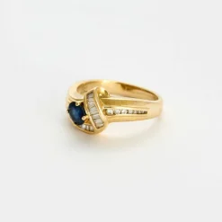 Bague or jaune, saphir et diamants