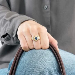 Bague or jaune, saphir et diamants