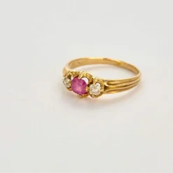 Bague or jaune, saphir rose et diamants