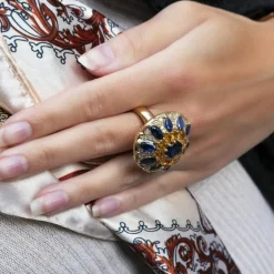 Bague or jaune saphirs bleus diamants