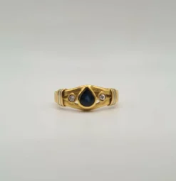 Bague or jaune sertie de diamants et d’un saphir