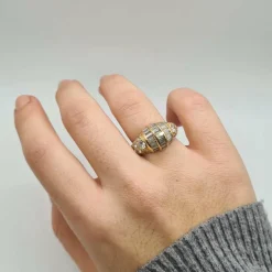 Bague or jaune sertie de diamants ronds et baguettes