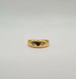 Bague or jaune sertie de diamants et d’un saphir