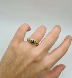 Bague or jaune sertie de diamants et d’un saphir