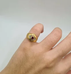 Bague or jaune sertie de diamants et rubis
