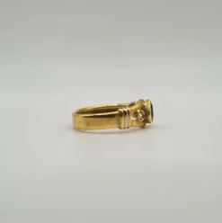 Bague or jaune sertie de diamants et d’un saphir