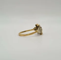 Bague or jaune sertie de saphir et diamants