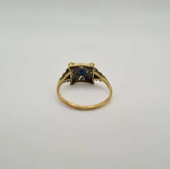Bague or jaune sertie de saphir et diamants