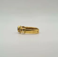 Bague or jaune sertie de diamants et d’un saphir