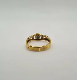 Bague or jaune sertie de diamants et d’un saphir