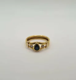Bague or jaune sertie de diamants et d’un saphir