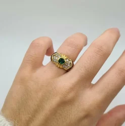 Bague or jaune sertie d’émeraude, diamants et rubis