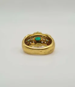Bague or jaune sertie d’émeraude, diamants et rubis