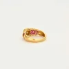 Bague or jaune sertie d'un diamant avec rubis