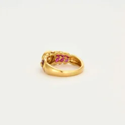 Bague or jaune sertie d'un diamant avec rubis
