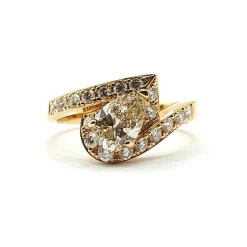 Bague or jaune sertie d'un diamant poire et diamants ronds