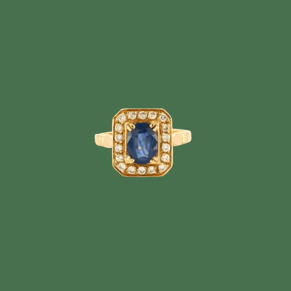 Bague or jaune sertie d’un saphir entouré de diamants
