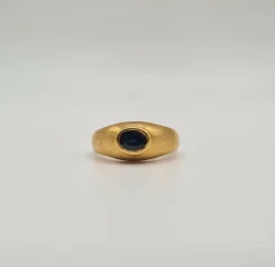 Bague or jaune sertie d’un saphir