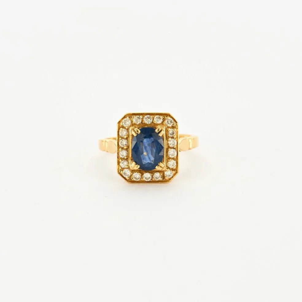 Bague or jaune sertie d’un saphir entouré de diamants