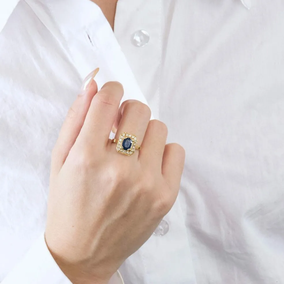Bague or jaune sertie d’un saphir entouré de diamants