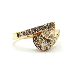 Bague or jaune sertie d'un diamant poire et diamants ronds