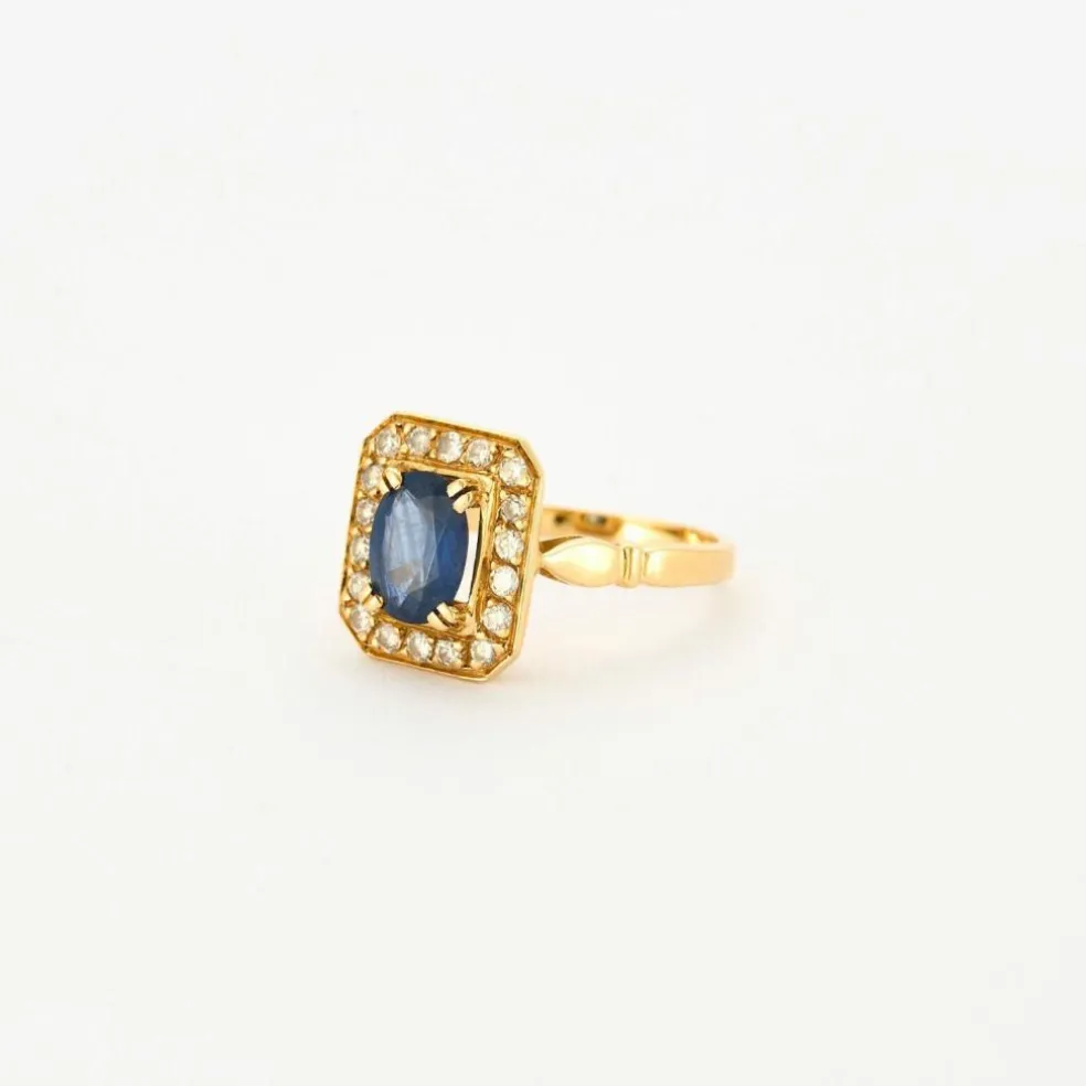 Bague or jaune sertie d’un saphir entouré de diamants