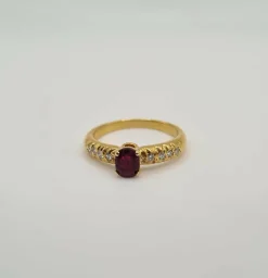 Bague or jaune sertie d’un rubis et diamants