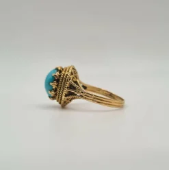 Bague or jaune sertie d’une turquoise