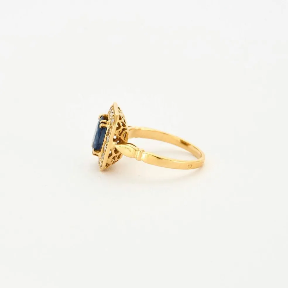 Bague or jaune sertie d’un saphir entouré de diamants