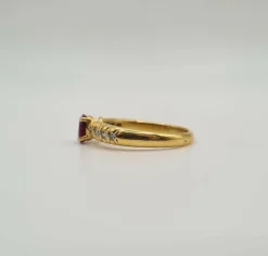Bague or jaune sertie d’un rubis et diamants