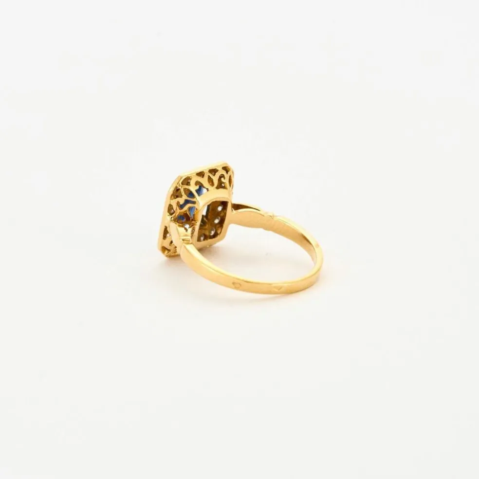 Bague or jaune sertie d’un saphir entouré de diamants