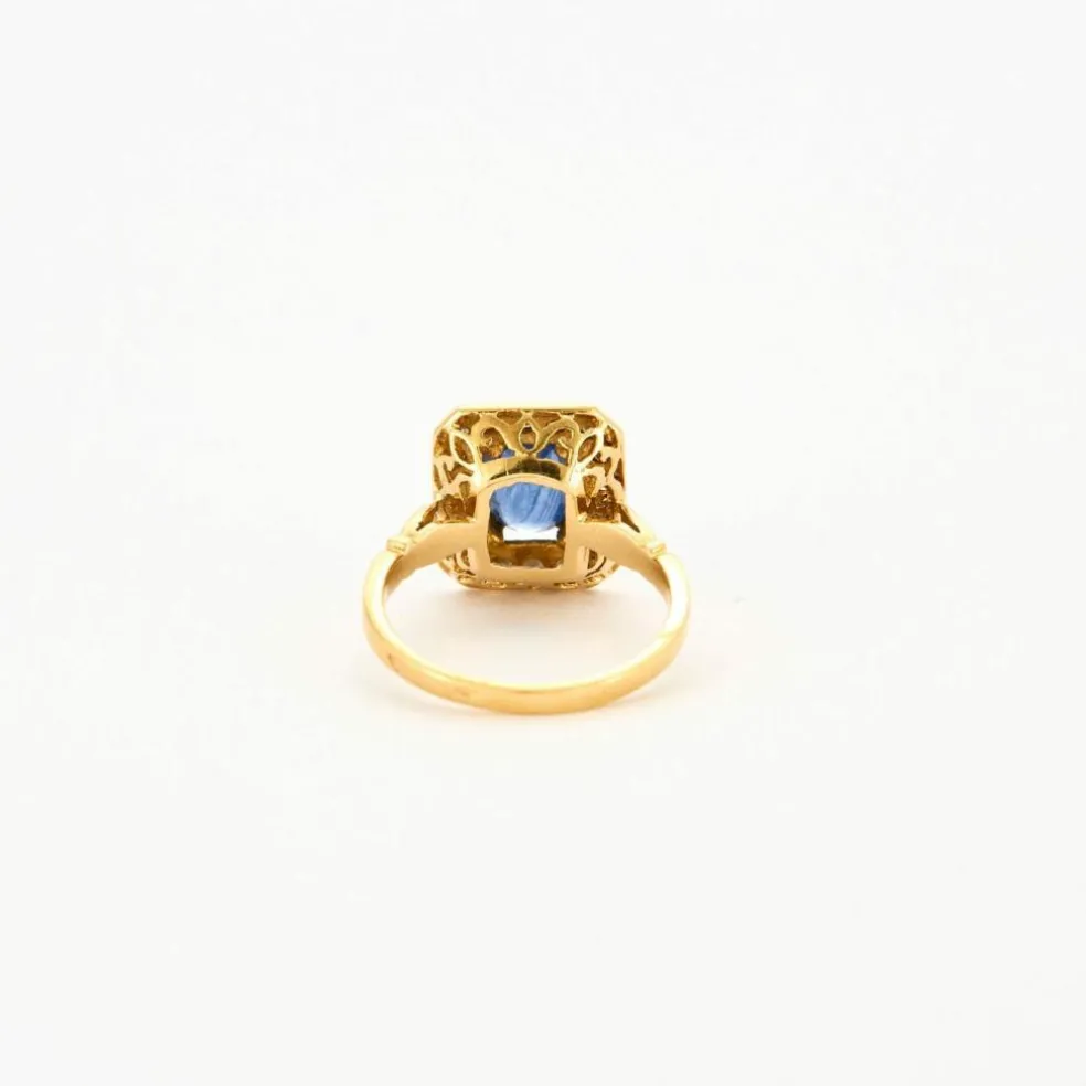 Bague or jaune sertie d’un saphir entouré de diamants
