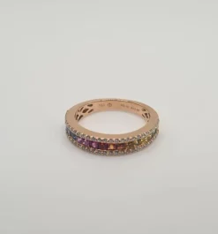 Bague or rose sertie de diamants et saphir multi-couleur