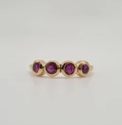 Bague or rose sertie de rubis roses