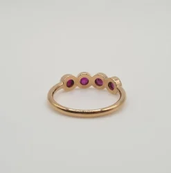 Bague or rose sertie de rubis roses