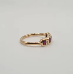 Bague or rose sertie de rubis roses