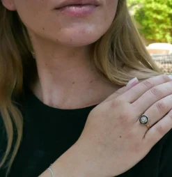 Bague ornée d'un Diamant, entourage de Saphirs calibrés
