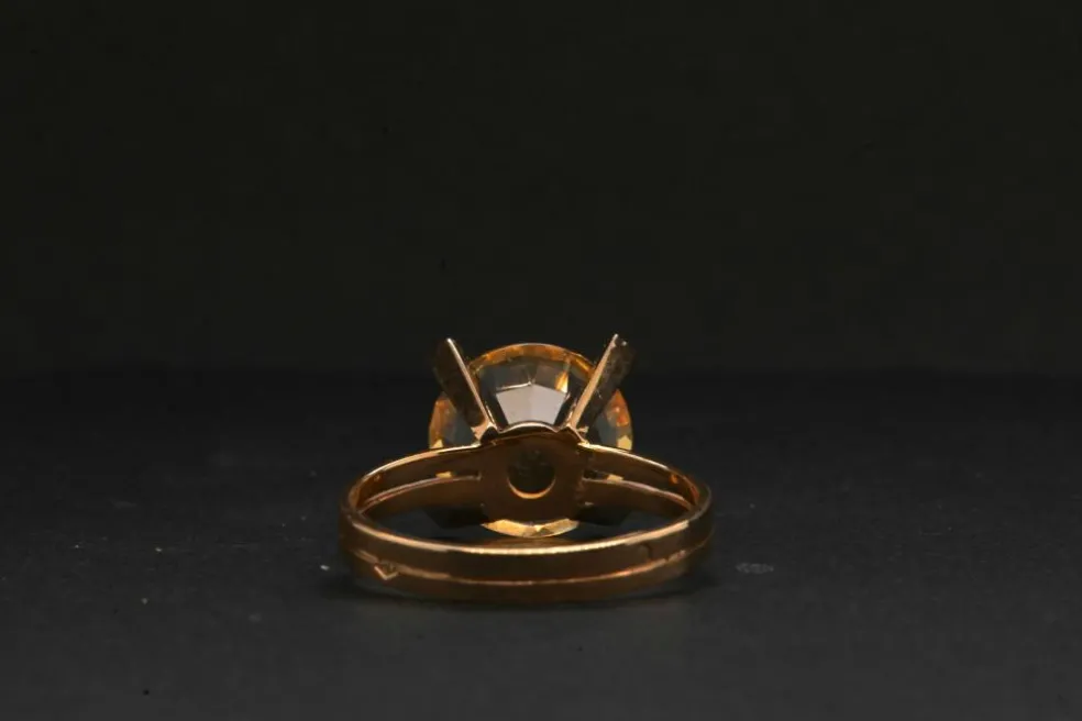 Bague ornée d'une Citrine Taille Brillant en or