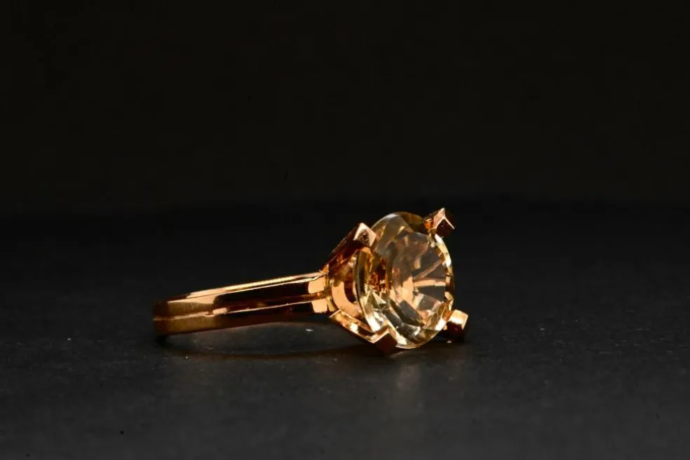 Bague ornée d'une Citrine Taille Brillant en or
