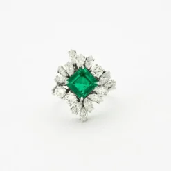 Bague ornée d'une émeraude de 2,5 carats et de diamants