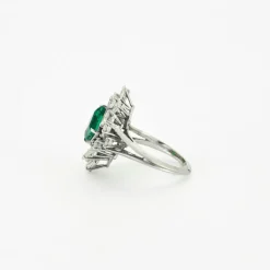 Bague ornée d'une émeraude de 2,5 carats et de diamants