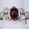 Bague Ovale Cabochon Rubis et Diamants en or blanc