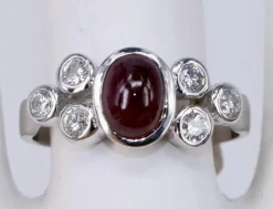 Bague Ovale Cabochon Rubis et Diamants en or blanc