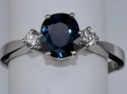 Bague ovale en or blanc avec saphirs et diamants