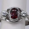 Bague ovale en or blanc rubis et diamants