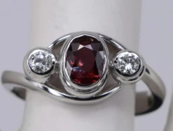Bague ovale en or blanc rubis et diamants