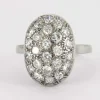 Bague ovale, en or gris, diamants